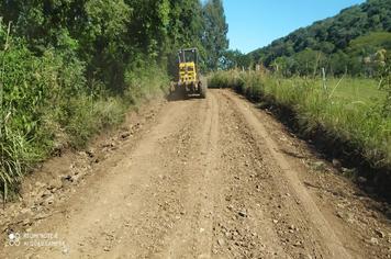 Equipe de obras realiza manutenção nas estradas da parte alta do município