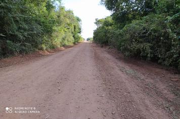 Equipe de Obras realiza alargamento em estradas do interior do município