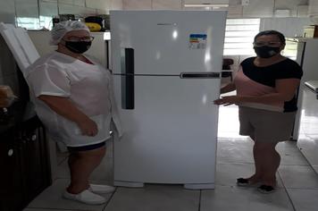 Prefeitura disponibiliza novas geladeiras à educandários do município