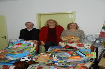 Secretaria de Educação de Paraíso do Sul entrega livros para Escolas da rede municipal