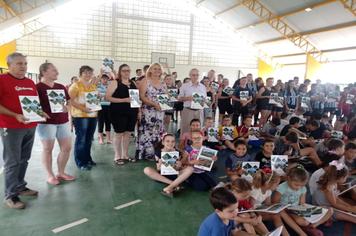 Alunos da Escola Carlos Altermann recebem o Livro do Município