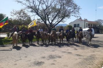 Cavalarianos de Botucaraí realizam parada em Paraíso do Sul e compartilham experiências