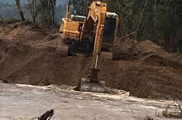 Secretaria de Obras realiza desassoreamento do Arroio da Porta para prevenir enchentes e preservar o meio ambiente