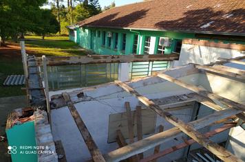 Equipe de Obras realiza recuperação e limpeza do Prédio e arredores da Escola Alfredo Schlesner