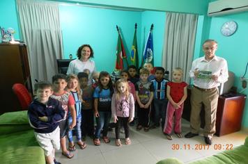Formandos da Pré-Escola da EMEI visitam Prefeito Artur