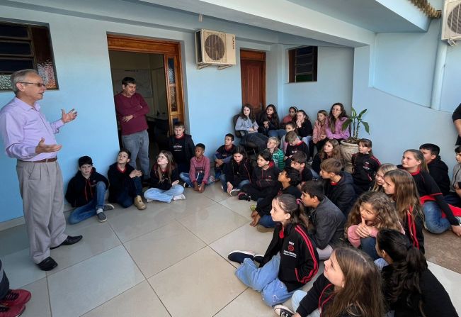 Alunos da EMEF Carlos Altermann visitam a Prefeitura Municipal