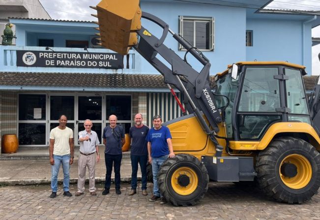 Nova retroescavadeira adquirida através de Emenda de Bancada indicada pelo Dep. Heitor Schuch