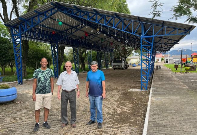 Rua Coberta já recebe os enfeites natalinos para sua inauguração no dia 19 de dezembro