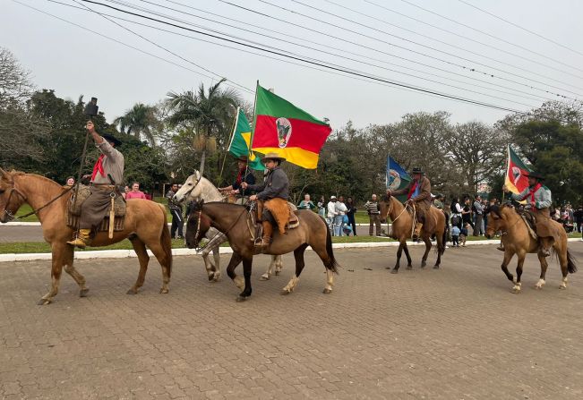 Desfile Cívico Tradicionalista em Paraíso do Sul reúne grande público e destaca a cultura local