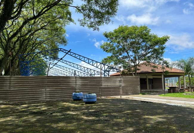 Seguem as obras da construção da Rua Coberta na Praça Florinaldo Rohde