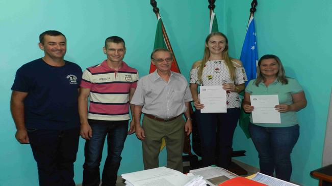 Prefeito Municipal Artur Ludwig dá posse a novos servidores em Paraíso do Sul