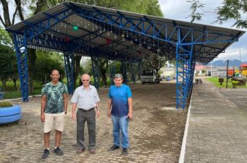 Rua Coberta já recebe os enfeites natalinos para sua inauguração no dia 19 de dezembro