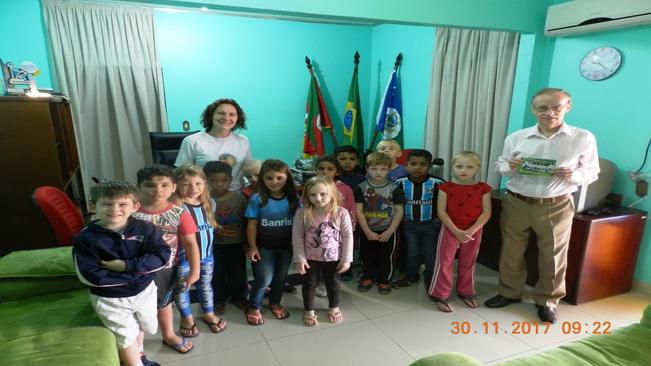 Formandos da Pré-Escola da EMEI visitam Prefeito Artur